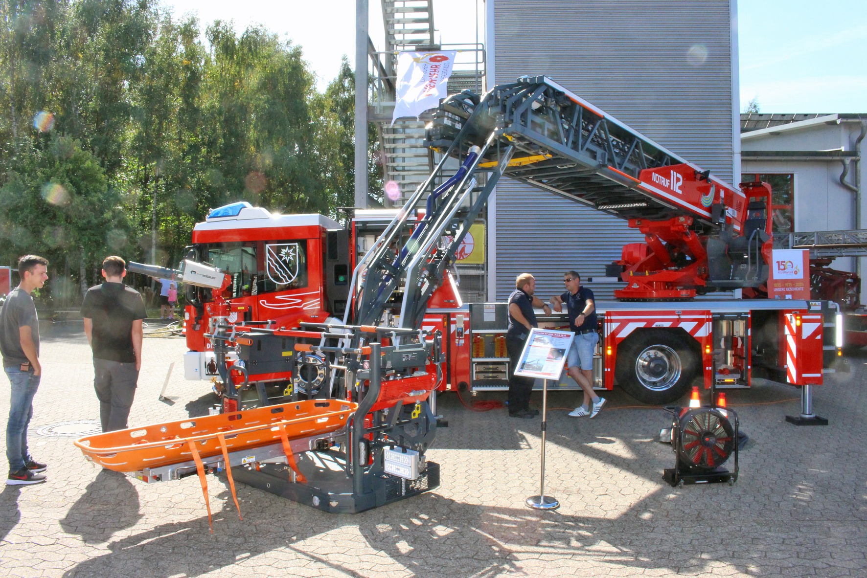 Eine moderne Feuerwehrleiter mit Trageeinrichtung.