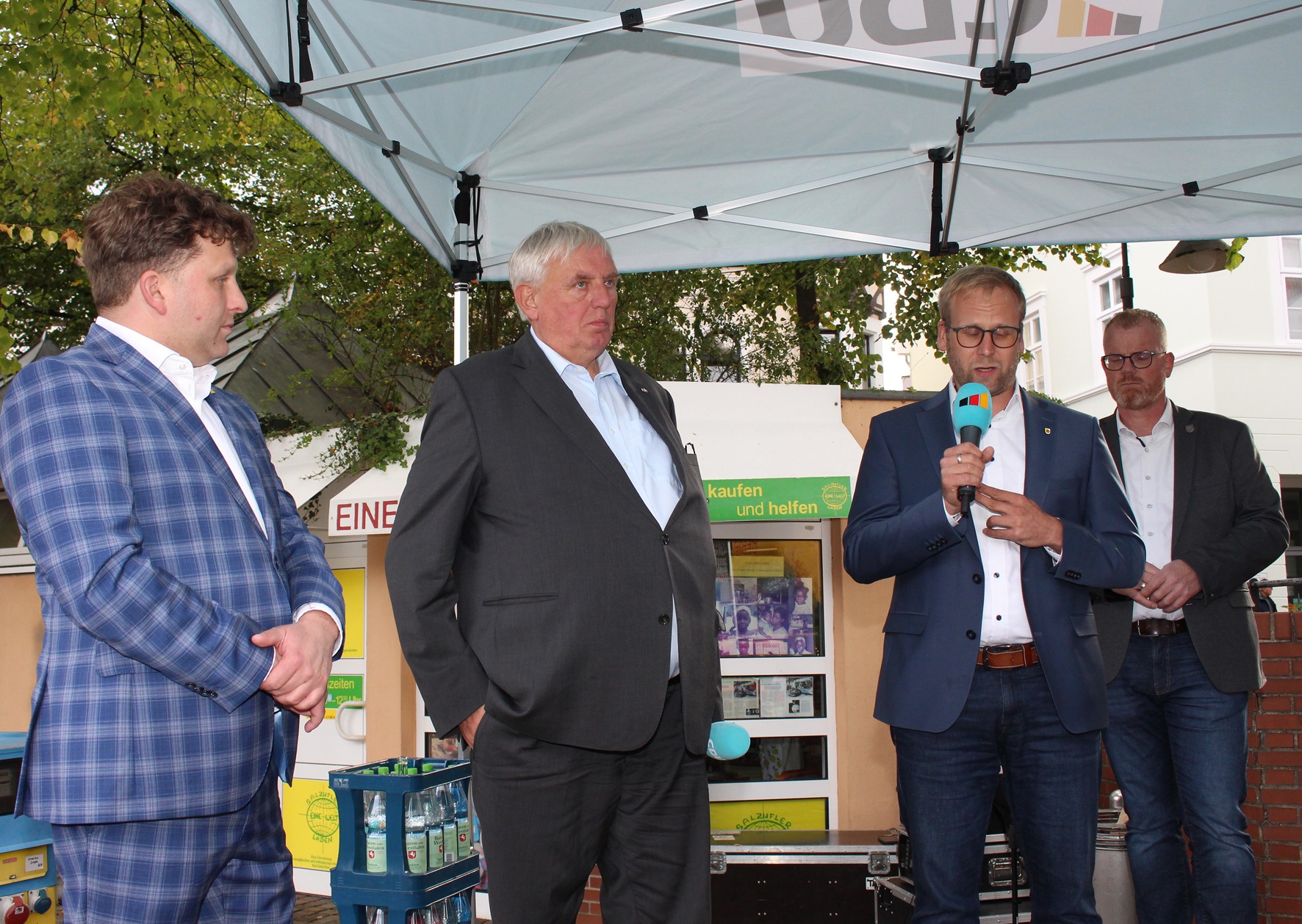 Borris Ortmeier, Bürgermeister Barntrup, bedankt sich beim Minister für die Entscheidung für das Krankenhaus Lemgo.