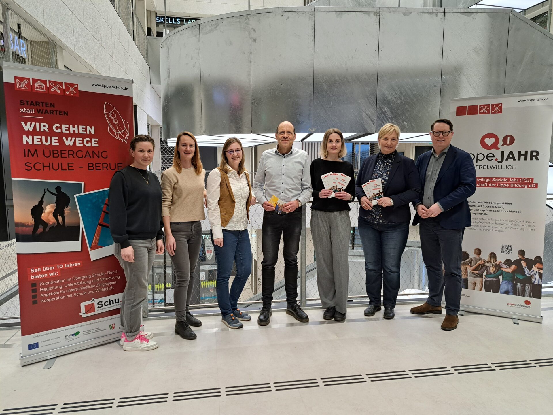 Das Team der Koordinierungsstelle Schule-Beruf (Schu.B) gemeinsam mit den Referentinnen und Referenten der Elternveranstaltung zum Thema „FSJ und Freiwilligendienste im Ausland“ Foto: Lippe Bildung