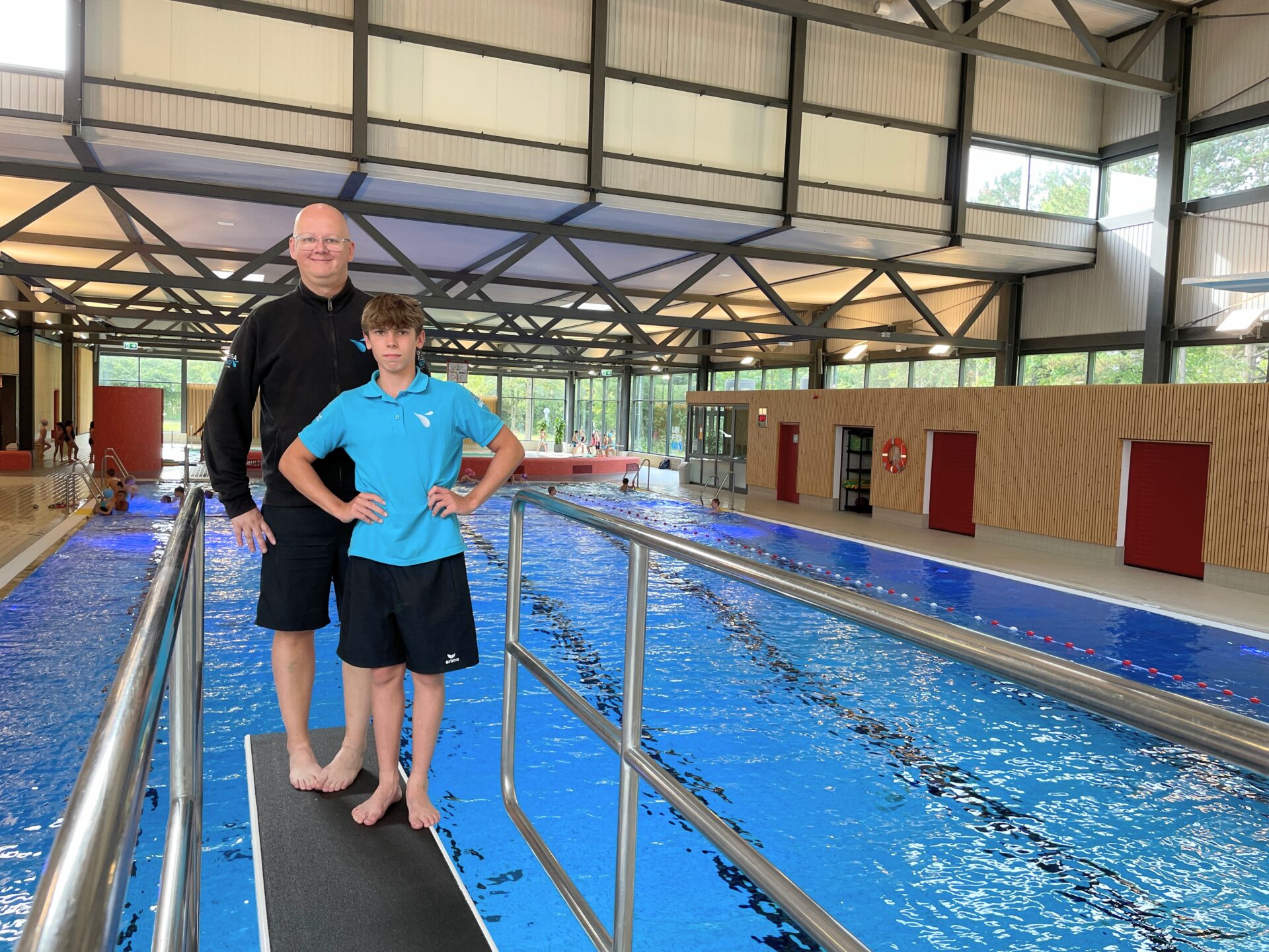 Bäderbetriebsleiter Sven Prochnow und Jannik Wietbrauk-Jäde testen die neuen Sprungbretter für die Lohfeld Bad Saison. Foto:&nbsp;©&nbsp;Stadtwerke Bad Salzuflen GmbH
