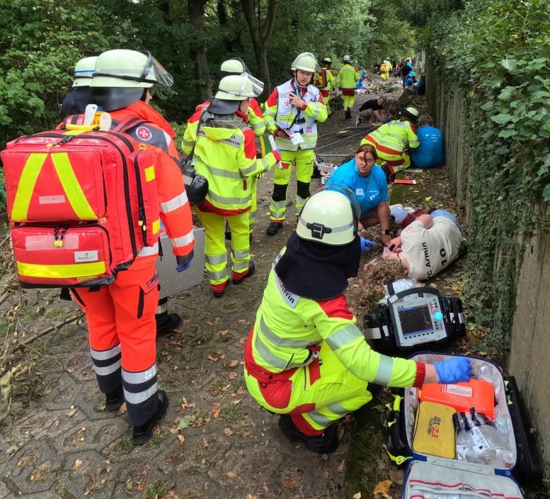 Sichten, trösten, behandeln: Die Rettungskräfte waren an vielen Stellen gefordert.
