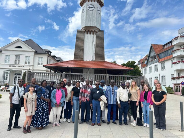 Afrika meets Bad Salzuflen: im Rahmen des „OWL Afrofestivals 2025“ besuchte eine Delegation aus dem westafrikanischen Burkina Faso die Kurstadt – ein Programmpunkt war die Besichtigung des Uhrenturmgradierwerkes. © Stadt Bad Salzuflen