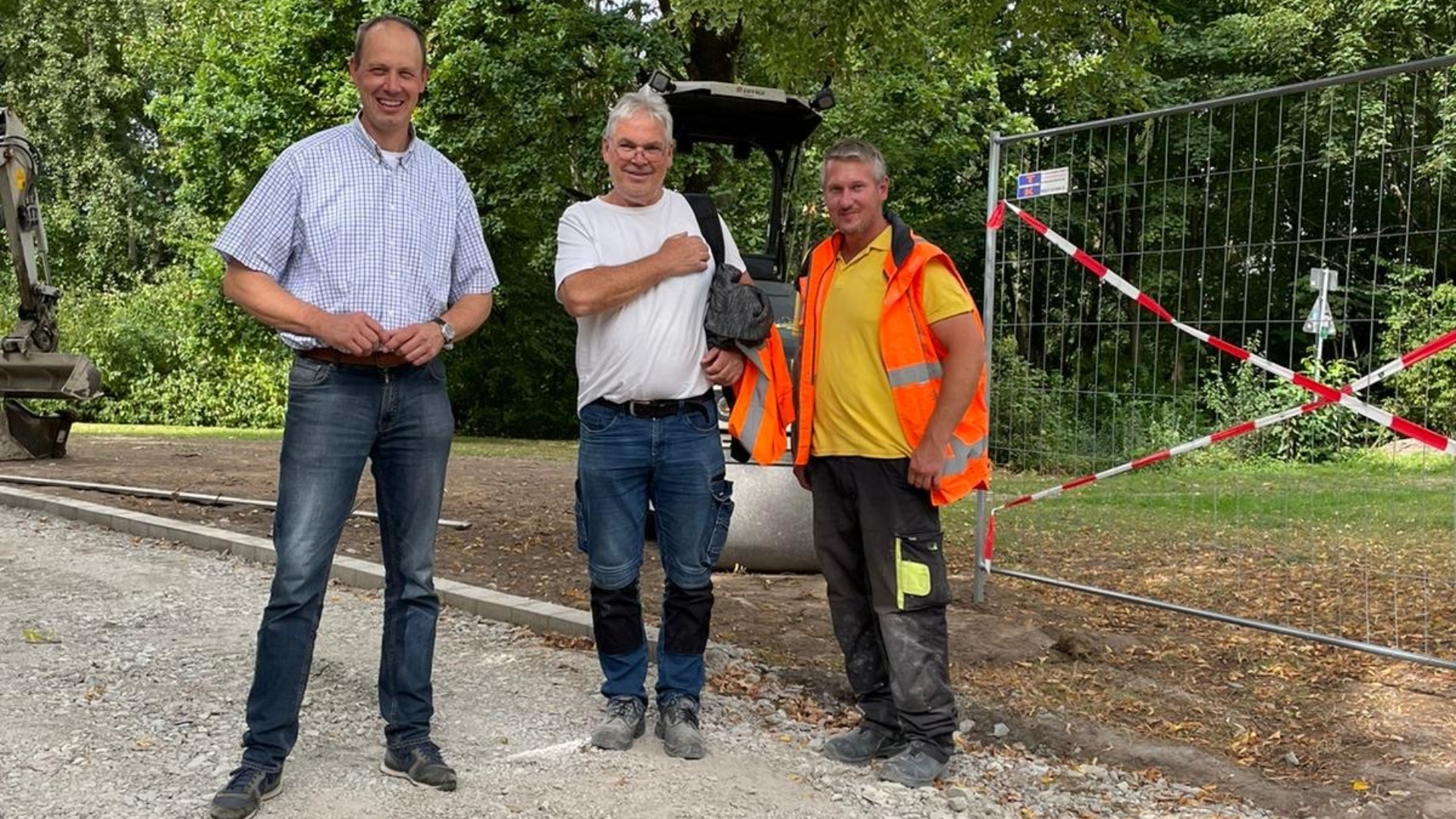 Mitarbeiter der Baufirma mit Bezirksbürgermeister Bernd Henrichsmeier. Foto: Privat