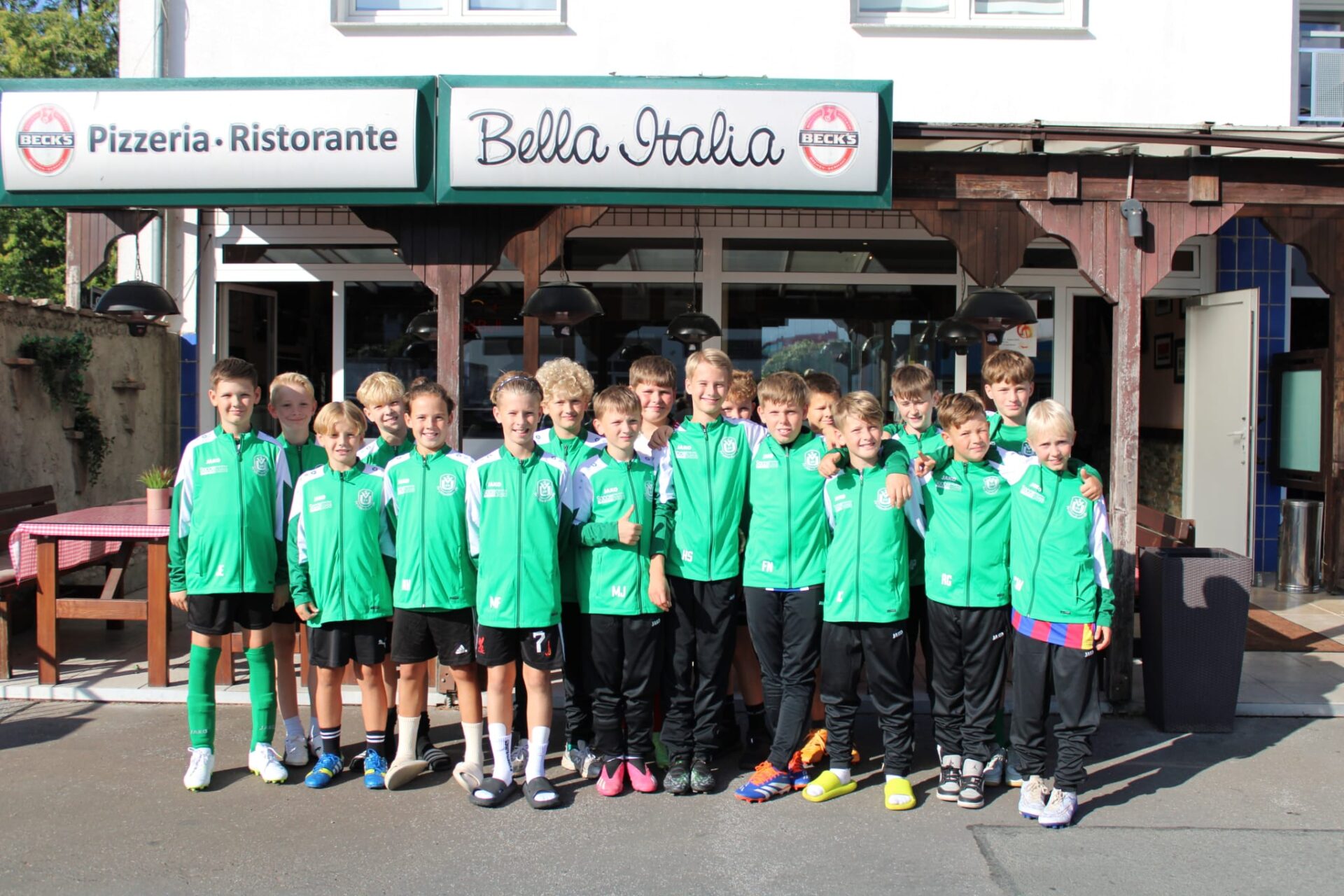 Die D2-Jugend bedankt sich beim Sponsor Serkan vom Bella Italia für ihre neuen Trainingsanzüge. Foto: SV Ubbedissen 09