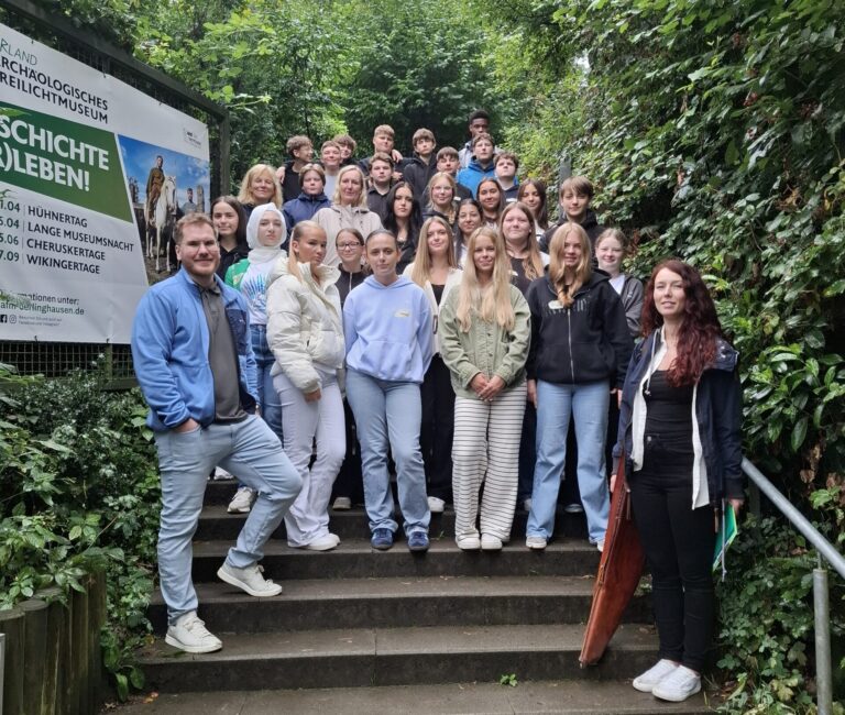 Im archäologischen Freilichtmuseum setzten sich die Schülerinnen und Schüler unter anderem mit dem Geschichtsbild der Germanen im Nationalsozialismus auseinander.&nbsp;Foto: HSS