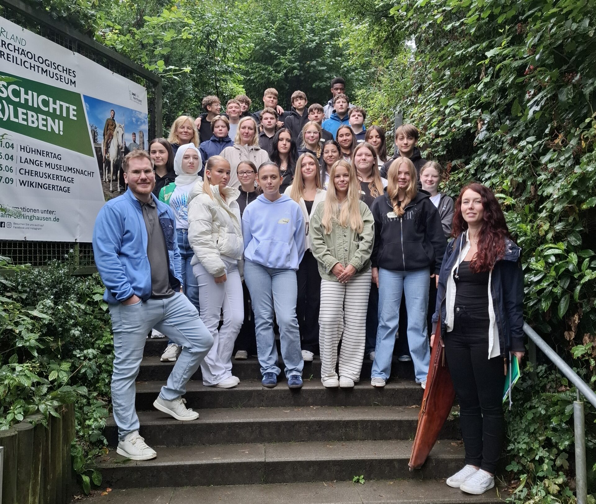 Im archäologischen Freilichtmuseum setzten sich die Schülerinnen und Schüler unter anderem mit dem Geschichtsbild der Germanen im Nationalsozialismus auseinander.&nbsp;Foto: HSS