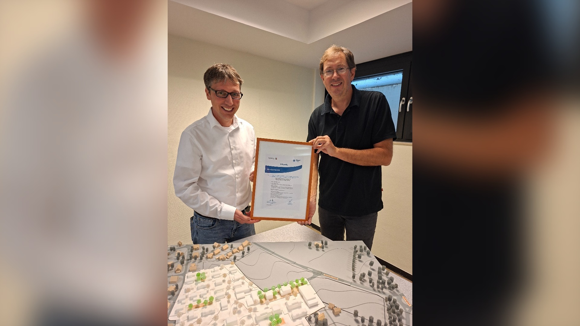 Bürgermeister Martin Hoffmann und Michael Kriszan von der Stabsstelle „Klimaschutz & Mobilität“ mit der Urkunde „KlimaQuartier.NRW“ des Landes Nordrhein-Westfalen. Foto: Gemeinde Leopoldshöhe