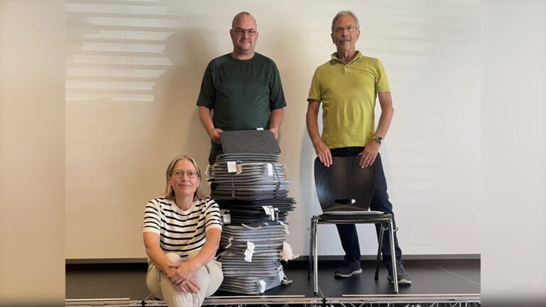 Im Stadteilzentrum Süd freuen sich Stefanie Kohorst, Ulrich Armeit und Sven Seiffert über die neue Bestuhlung. Foto: Privat