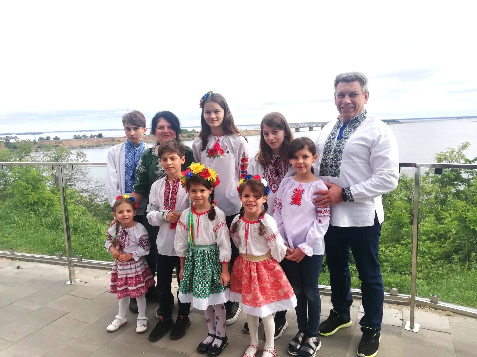 Die gespendeten Nähmaschinen bedeuten eine große Hilfe. Das Foto zeigt Familie Spiniczenkow in ihrer selbst geschneiderten Kleidung nach traditionellem Vorbild. Foto: privat