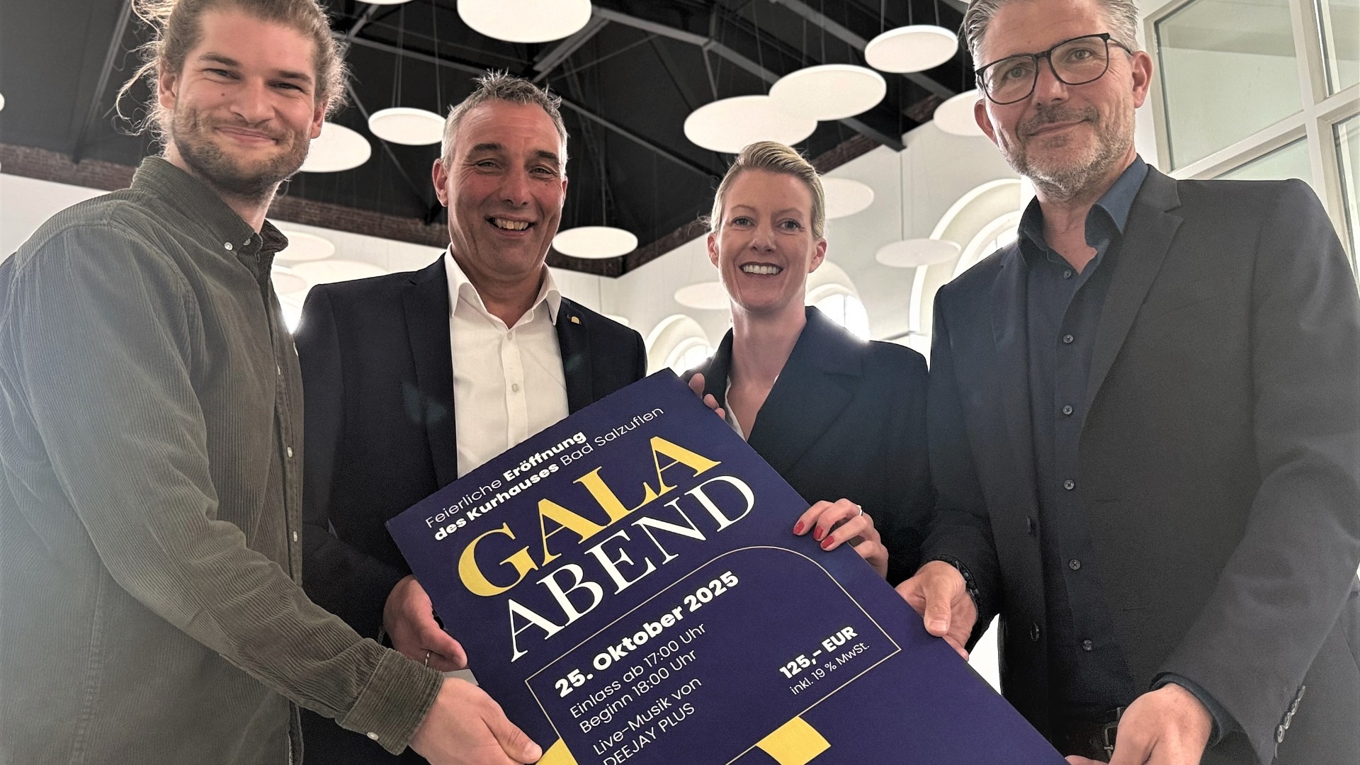 Das „Kurhaus der Zukunft“ in Bad Salzuflen öffnet am letzten Oktoberwochenende seine Türen. Auf die großen Feierlichkeiten freuen sich (v.l.) Yannik Seeberg (Projektmanager Kurhaus,), Bürgermeister Dirk Tolkemitt und Melanie Koring (Erste Beigeordnete & Stadtkämmerin) sowie Ralf Hammacher (Fachbereichsleiter Tourismus, Gesundheit und Kultur). Foto: © Stadt Bad Salzuflen