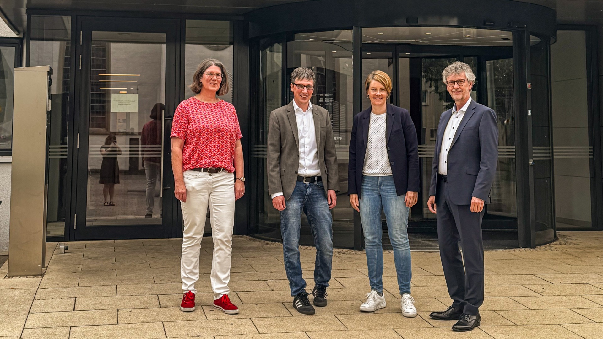 Foto: Fachbereichsleitung Andrea Rodekamp (links), Bürgermeister Martin Hoffmann, Projektmanagerin MED OWL Dr. Charlotte Șahin und Uwe Borchers (Gschf. MED OWL). Foto: Gemeinde Leopoldshöhe