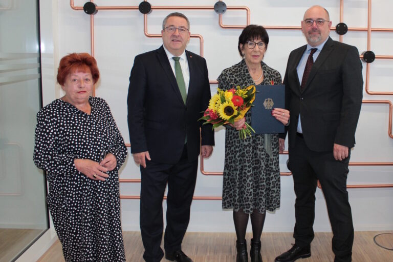 Mit der Ordensträgerin Hannelore Rehlef (Mitte) freuen sich Bad Salzuflens stellvertretende Bürgermeisterin Marion von Canstein, Landrat Dr. Axel Lehmann und Andreas Woite (Vorsitzender des Stadtsportverbandes Band Salzuflen). FOTO: Kreis Lippe