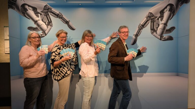Teamfoto: (rechts) Dr. Michael Zelle (Museumsdirektor des LLM und des WRM) sowie (v.l.)  Kuratorin und Museumspädagogin Dr. Susanne Hilker, Museumsleiterin Silvia Herrmann und Verwaltungsfachangestellte Heidrun Saak. Foto: Landesverband Lippe.