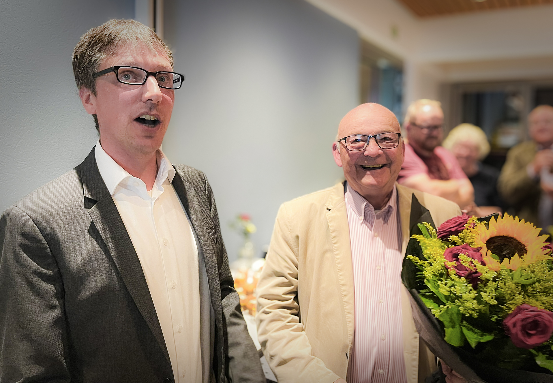 Noch etwas ungläubig nimmt Martin Hoffmann die Glückwünsche entgegen – er ist alter und neuer Bürgermeister von Leopoldshöhe. Zu den ersten Gratulanten zählt CDU-Gemeindeverbandsvorsitzender Klaus Fiedler