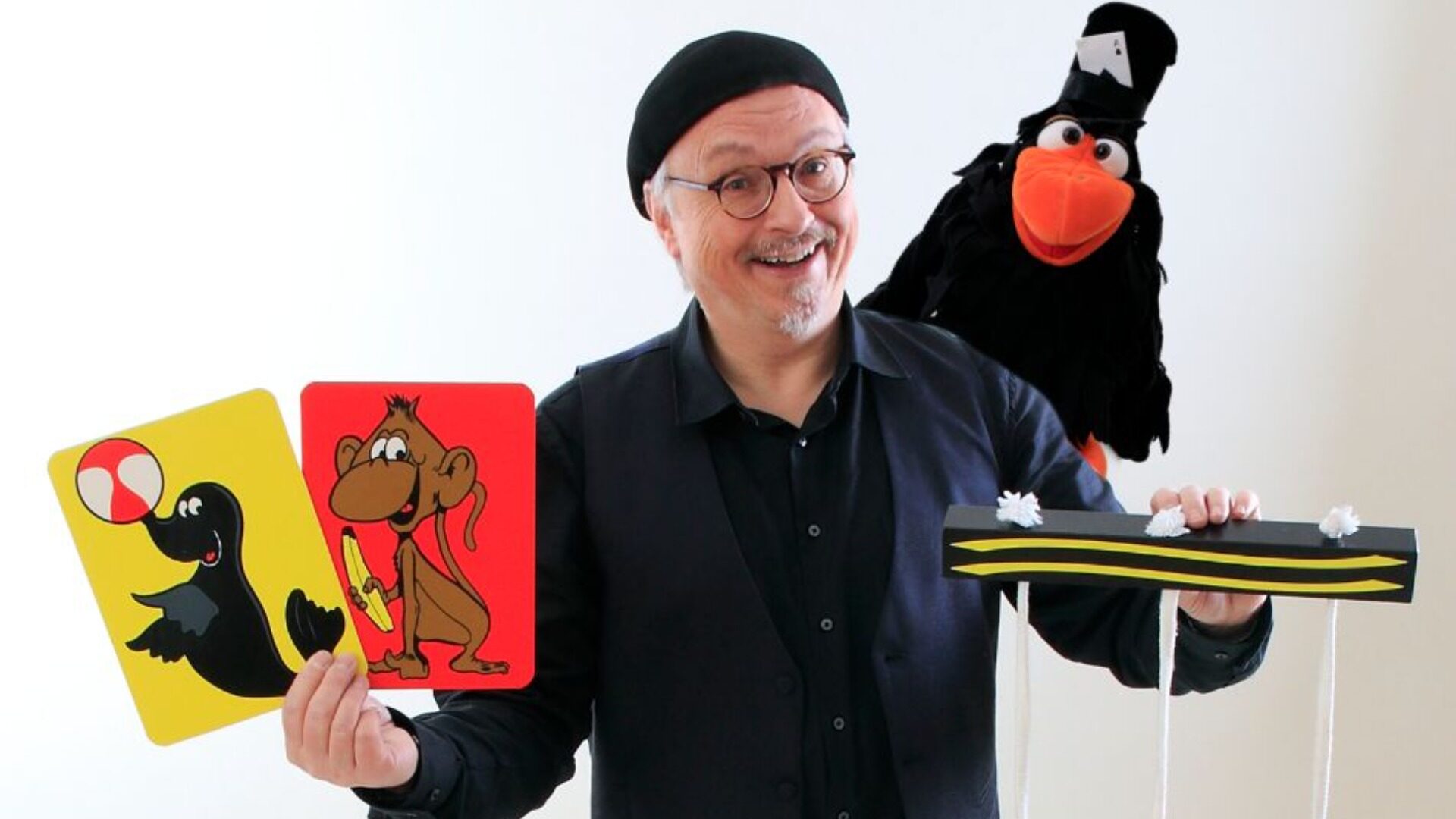 Zauberer BeLu und seine Bande zaubern mit dem und für das Publikum. Foto: Bernhard Luksch