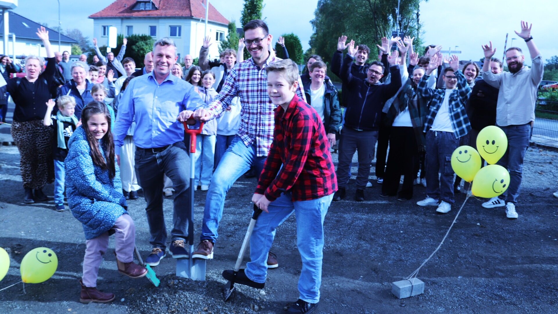 Sophie (links, 8 Jahre) und Josia (12) durften den ersten, symbolischen Spatenstich vornehmen. Eugen Enns (links) und David Ebersbach vom Vorstand der KAB sehen ebenso wie die anderen Gemeindemitglieder in dem geplanten Spielplatz eine Bereicherung für Helpup. Foto: kd