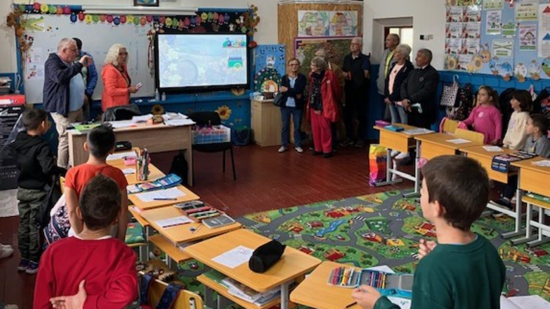 In der Dorfschule von Agarbiciu wurde die Besuchergruppe aus Helpup herzlich begrüßt. Foto: Privat