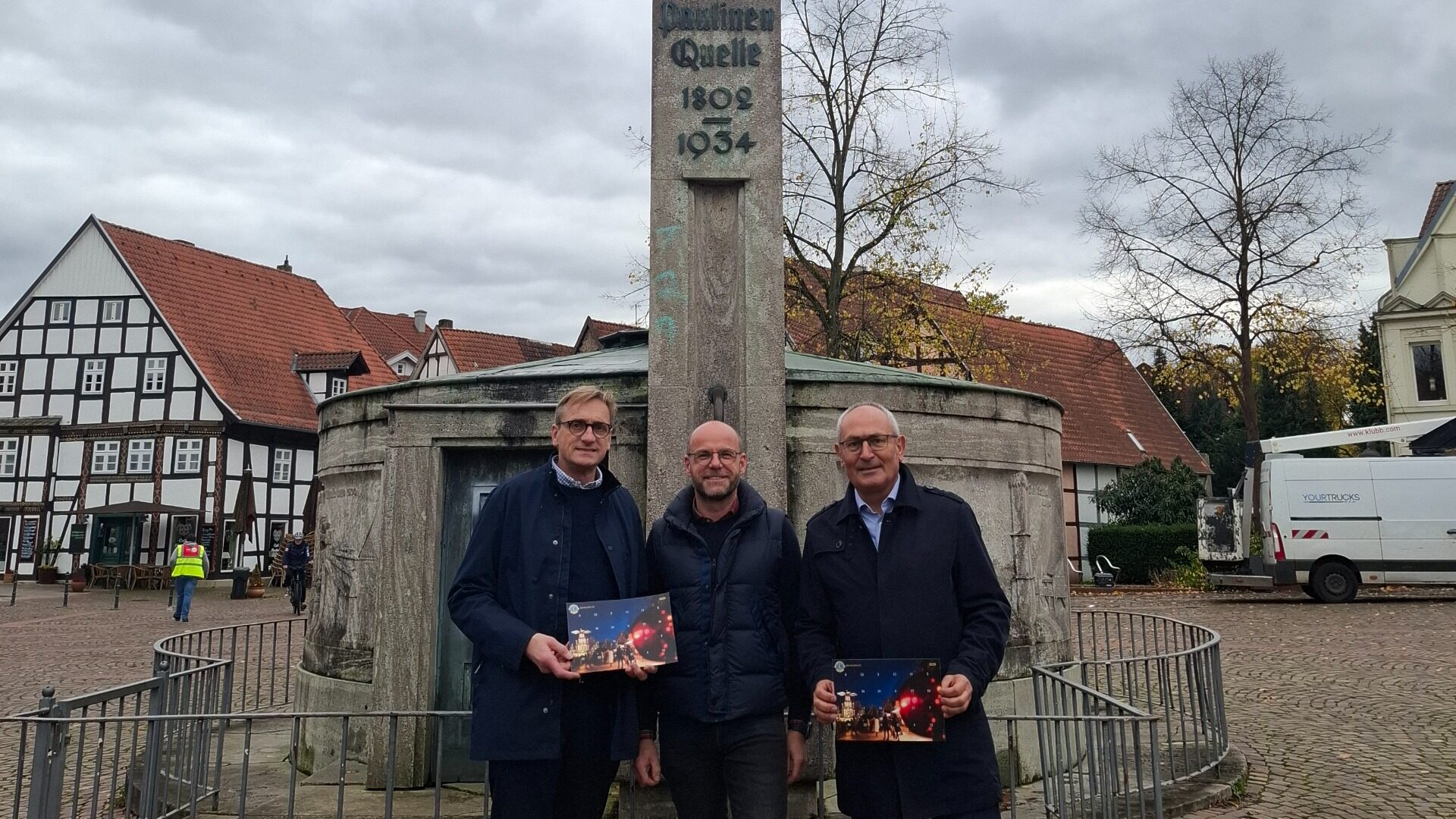 (v.l.): Präsident und Mitleiter des Projekt-Teams Martin Micheely, Kalender-Team-Leiter Tobias Hübner mit dem neuen Kalender sowie Willi Terschluse (Vize-Präsident und Presse-Beauftragter). Foto: LC Bad Salzuflen