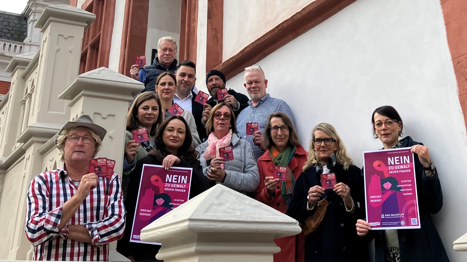Im Rahmen einer Kampagne gegen Gewalt trafen sich Vertreter der Gastronomie, des Innerwheel Clubs Lemgo-Bad Salzuflen und der Stadtverwaltung, um ein deutliches Zeichen zu setzen. Stellv. für alle Teilnehmer die Gastrowirtinnen und -wirte: Jürgen Ortmann, Georgiana Bizimi, Anette Göllner, Stefania Bizimi, Maren und Ersin Dag, Andreas Gaus, Joseph Westfeld und Bolli Bollhöfer zu sehen. Ebenfalls anwesend waren vom Innerwheel Club Lemgo-Bad Salzuflen Katrin Hoppe und Präsidentin Ina Schröder, sowie Sybille Lüdecke als Gleichstellungsbeauftragte der Stadt. Foto: © Stadt Bad Salzuflen