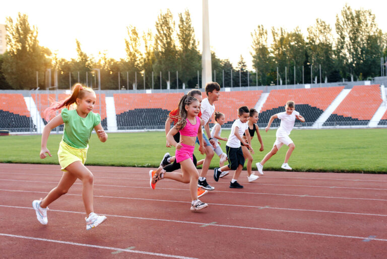Das gemeinsame Training und das Anfeuern wecken bei den Kindern und Jugendlichen Spaß und ein unvergessliches Teamgefühl. Gemeinsam Laufen ist gesund, steigert die körperliche Fitness und fördert das Gemeinschaftsgefühl.  Foto: AOK/hfr.