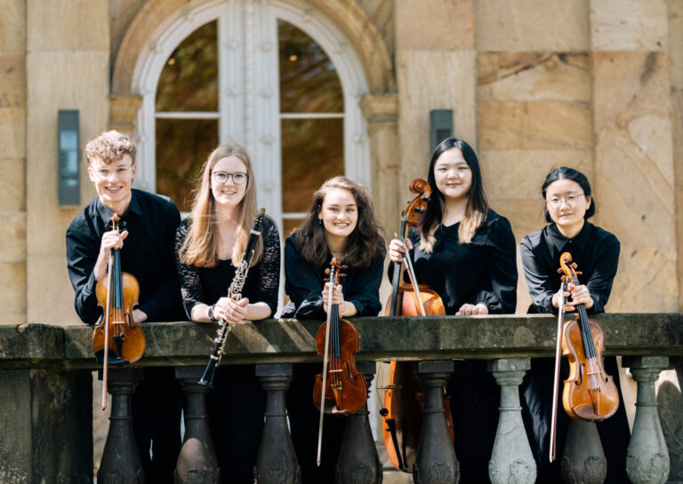 Das Brahms Quintett, bestehend aus den Musiker*innen Julia Heinrichmann, Miriam Hutterer, Juri Kautzleben, Yihe Jiang und Jing Wang. Foto: Kirchengemeinde Bergkirchen