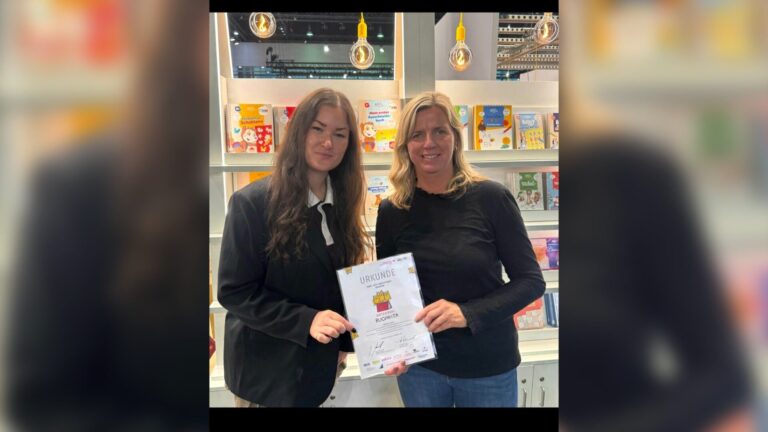 Nahmen den Preis in Frankfurt entgegen: Einrichtungsleiterin Catarina Rabeneick (rechts im Bild) und die stellvertretende Leiterin Jennifer Bartels. Foto: Stadt Bielefeld