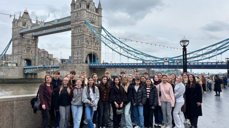 Die Tower Bridge ist das Wahrzeichen von London und jedes Jahr ein Ziel der Zehntklässler der kleinen Oerlinghauser Gesamtschule. Fotos: HSS
