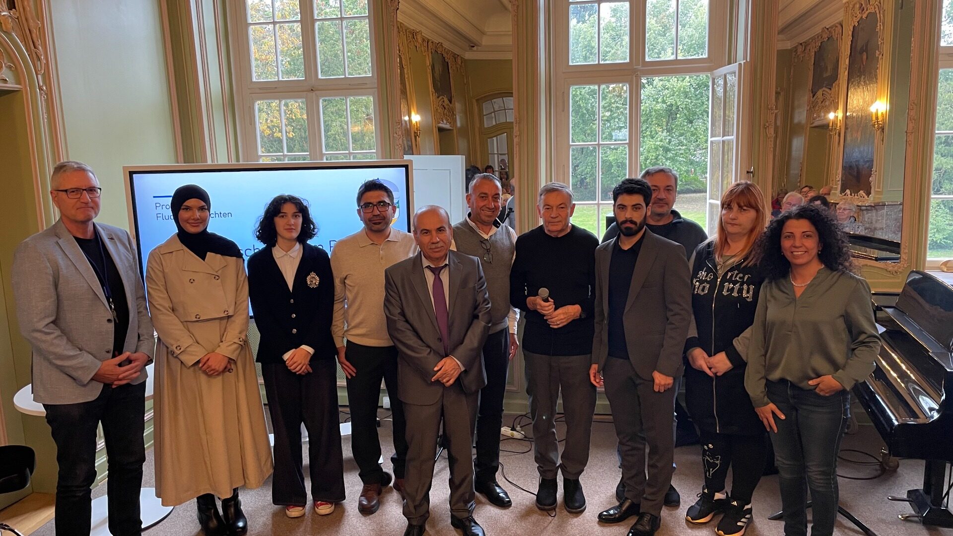 Die Organisatoren und Vortragenden der bewegenden Veranstaltung „Fluchtgeschichten“ im Schötmaraner Schloss (v.l.): Knut Hallmann (Präventionsrat), Mohadesse Mussavi, Filiz Senelmis, Ali Caglar, Shahouz Kalash, Karim Suleiman, Norbert Scherpe, Habib Samadi, Sukhomlyn Konstiantyn, Augusta Khrytonenkova und Mariam Labib (Präventionsrat). Fotoquelle: Stadt Bad Salzuflen