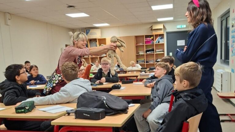 Mit dem Theaterstück „Schattenkrieger“ zieht das Bielefelder PISAK-Theater die Fünftklässler der Heinz-Sielmann-Schule in seinen Bann. Fotos: Christian Landerbarthold