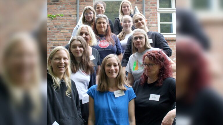 Die Pädagoginnen des Arbeitskreises „MaiL – Mädchenarbeit in Lippe“ sowie Ehrenamtliche und Honorarkräfte der teilnehmenden Einrichtungen.: Astrid, Simone, Rita, Jana, Andrea, Jana, Angela, Luana, Johanna, Ann-Katrin, Delstan und Gillian. Foto: Privat