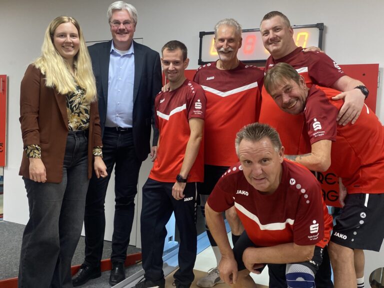Foto v.l.n.r.: Ilka Steinmetzler (Sparkasse Lemgo), HolgerWehmeyer (Sparkasse Paderborn-Detmold), Tobias Henke, Eckhard Kopp, Uwe Wenzel, Dennis Siekaup und Udo Buchwald (SKV Greste).