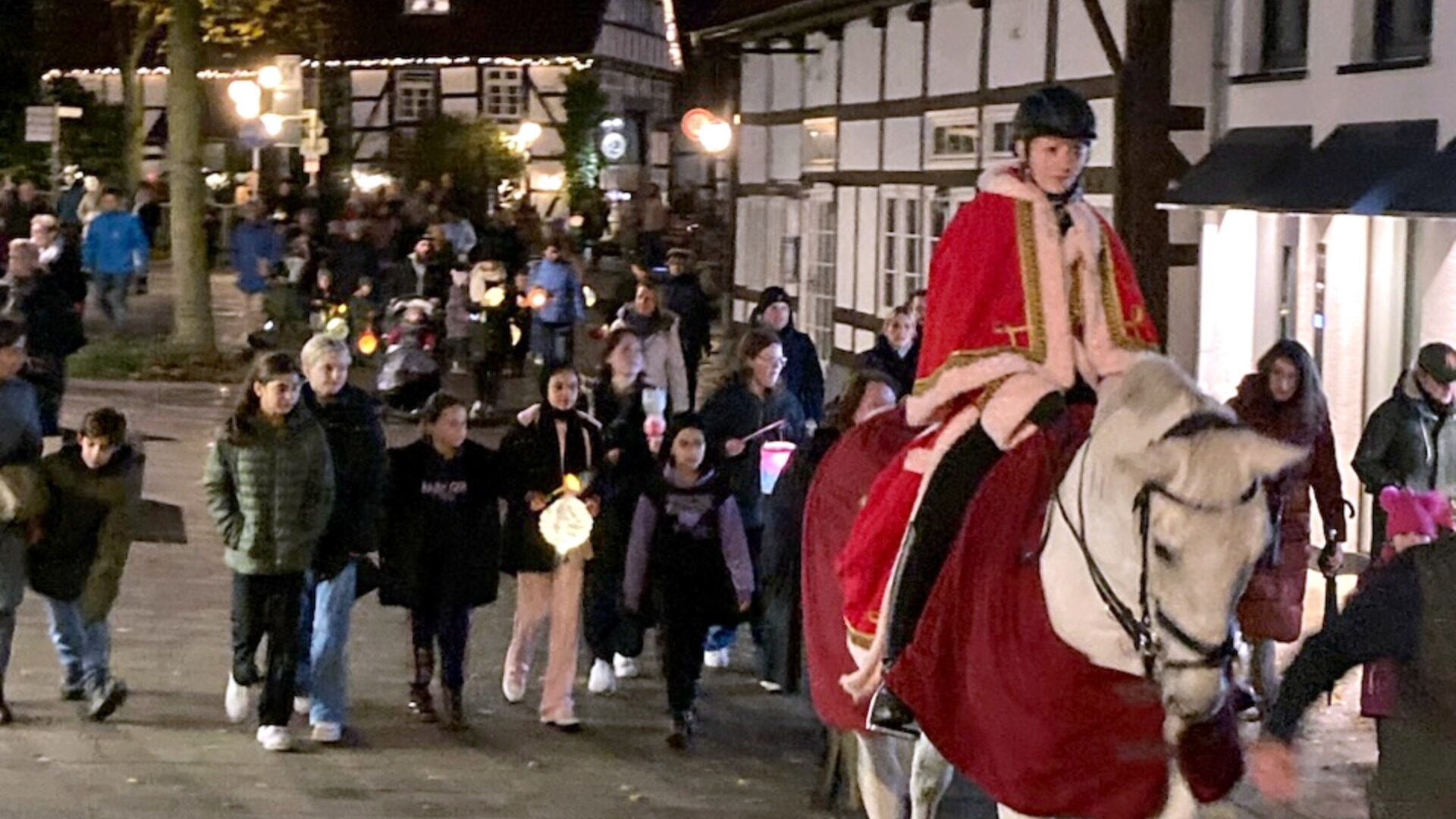 "St. Martin" begleitet den Umzug hoch zu Roß durch die Innenstadt...
