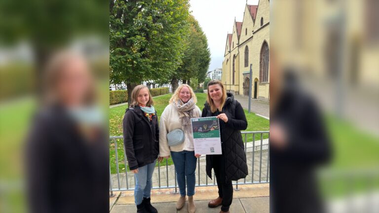 Die Jungunternehmerinnen Inga Kunz und Katharina Miller (Inhaberinnen Pegasus Bücher & Geschenke OHG) sowie Christina Flöter (IHK Lippe) werben für den Gründungstag (v.l.)Bildquelle: IHK Lippe