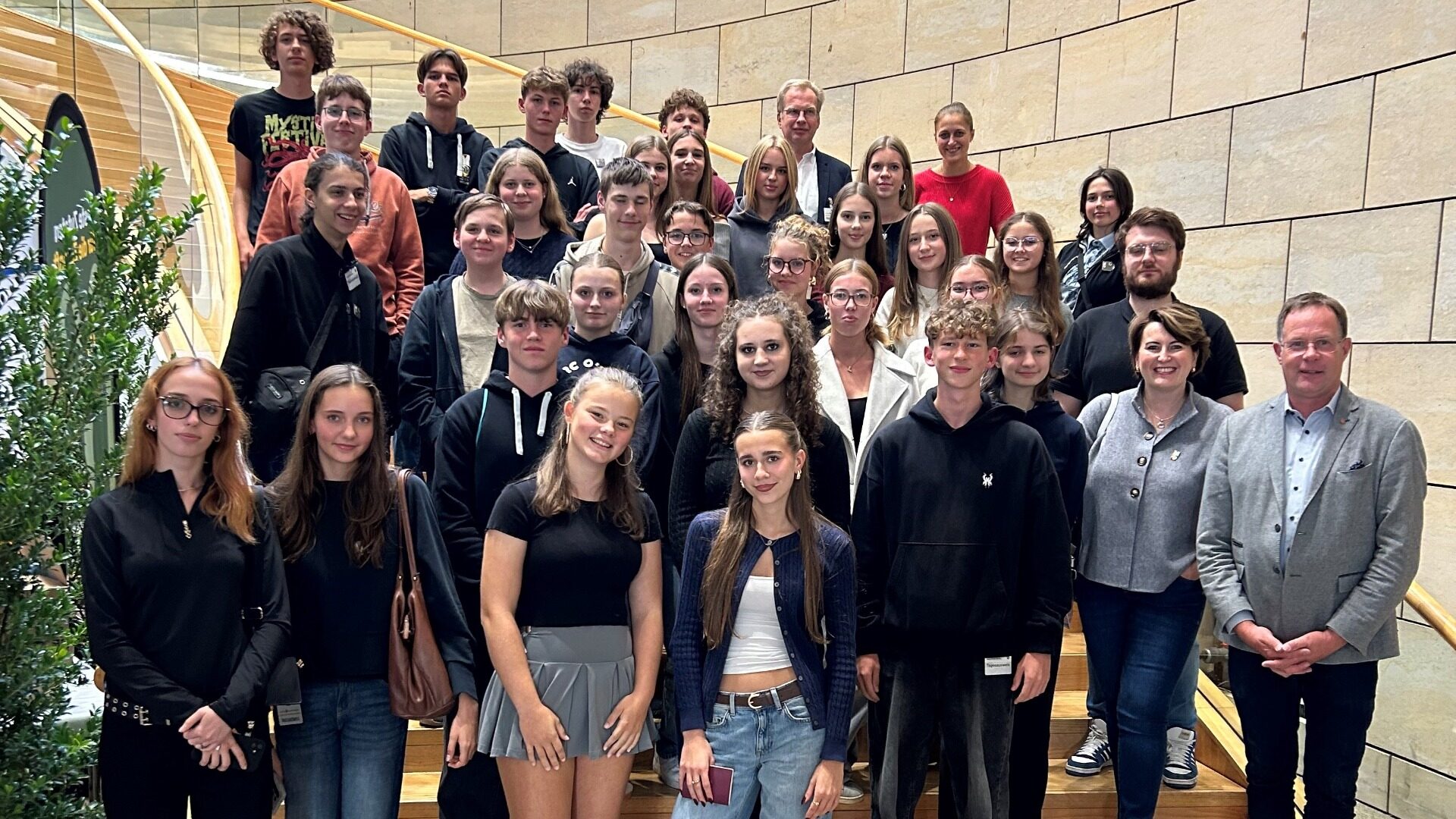 Polnische Schülergruppe des „Liceum Nr. XIV“, Breslau - hier zu Besuch im Landtag mit dem Abgeordneten Klaus Hansen. Foto: @ Klaus Hansen, MdL