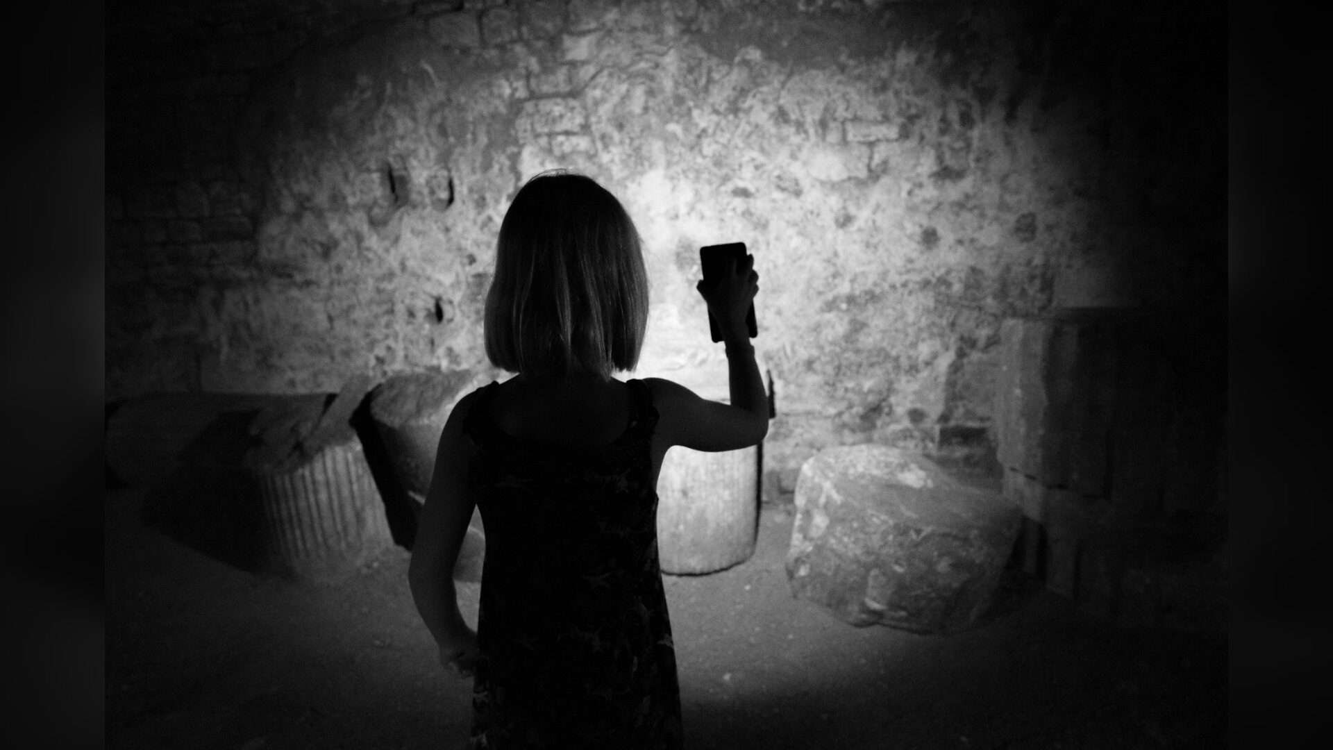 Schaurig schön! Passend zur dunklen Zeit macht das Weserrenaissance-Museum das Licht aus und die Taschenlampen an. Foto: Rudy und Peter Skitterians/ Pixabay