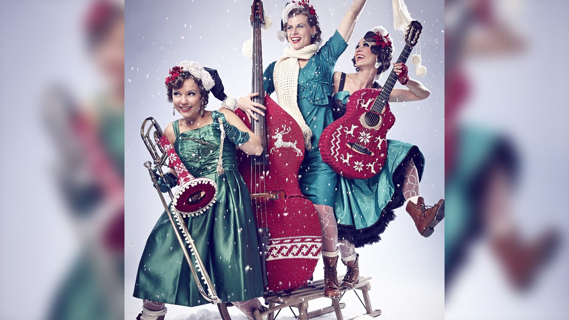 Engelsgleiches Damentrio „Zucchini Sistaz“ katapultiert sich mit Weihnachtsliedern aus vielen Ländern und festlich grüner Abendrobe in die goldene Swing-Ära. Foto: © Peter Wattendorf