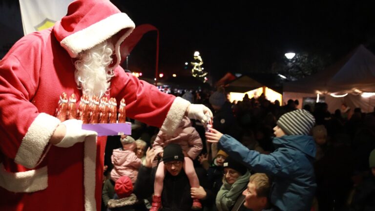 Der Nikolausmarkt in Helpup ist ein beliebter Treffpunkt für Jung und Alt. Archivfoto: kd