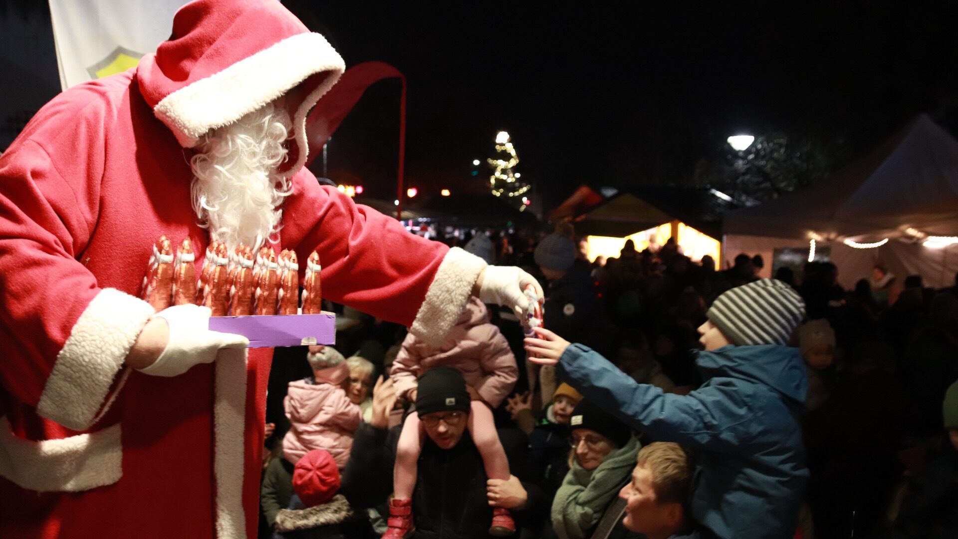 Der Nikolausmarkt in Helpup ist ein beliebter Treffpunkt für Jung und Alt. Archivfoto: kd