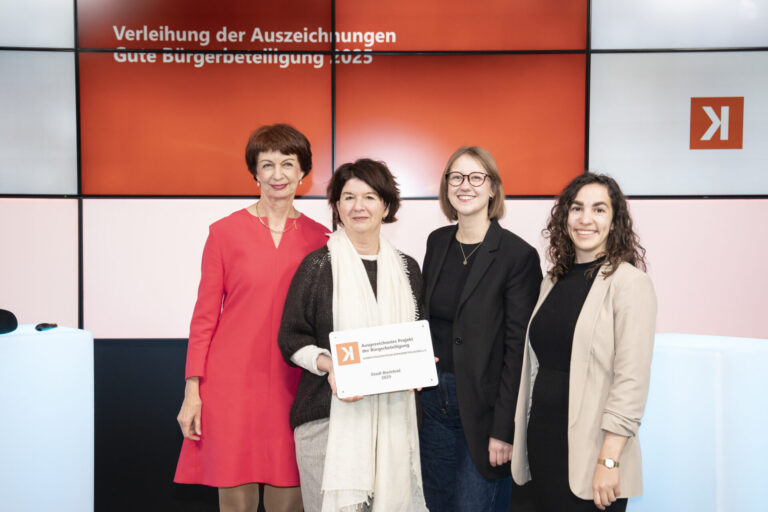Ausgezeichnet gut: Laudatorin Anna Renkamp (v. l., ehem. Bertelsmann Stiftung) zeichnet das Büro Dialog & Beteiligung (Britta Klausing, Julia Lichtnecker und Magdalena Chowdry) für gelungene Beteiligung aus. Foto: Tanea Sommer/Kompetenzzentrum Bürgerbeteiligung
