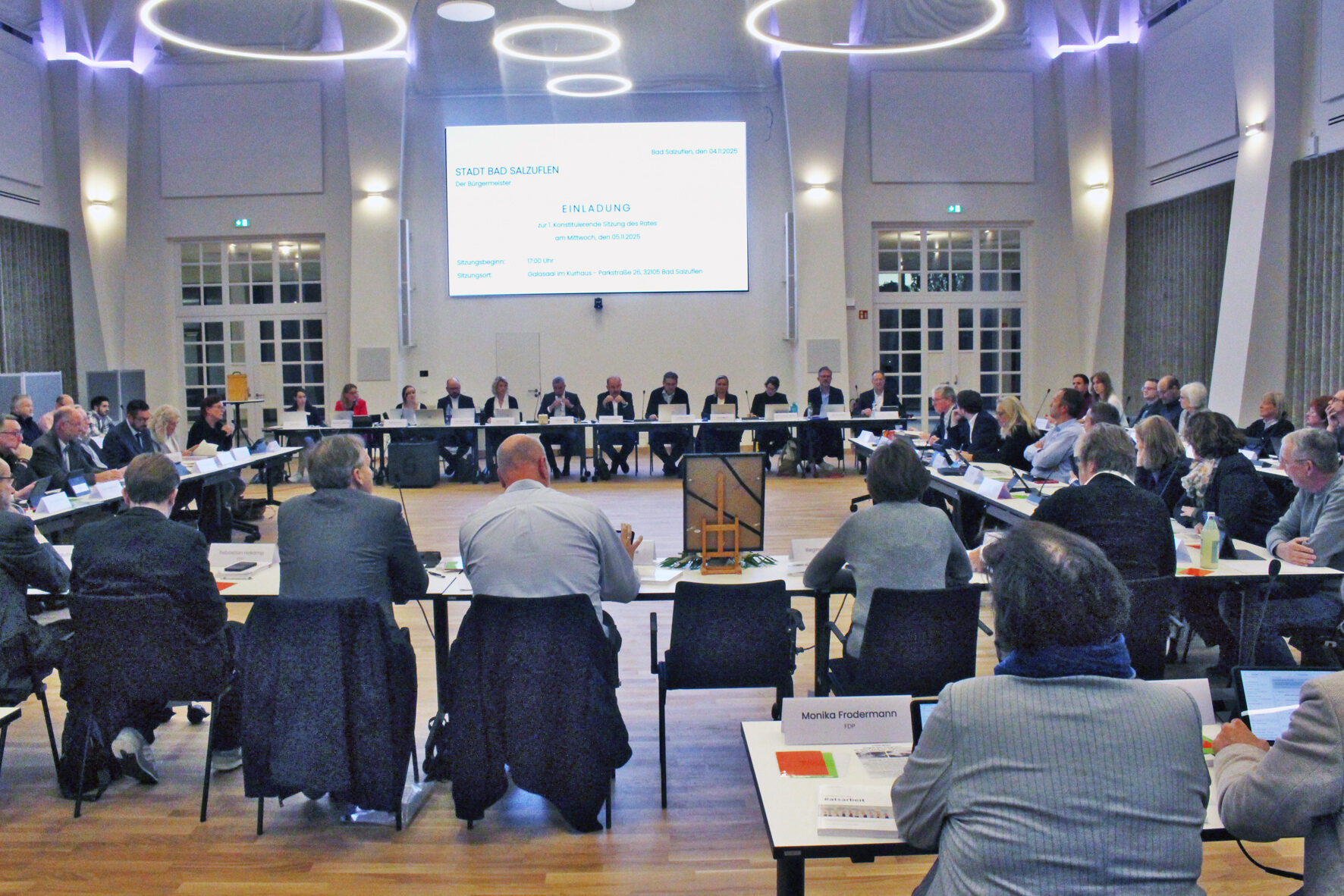 Mit siebzig Ratsmitgliedern ist der Salzufler Rat größer als der Schleswig-Holsteinische Landtag. Aufsehen erregte er aber in seiner ersten Sitzung mit der Wahl der AfD Kandidatin zur 3. Stellvertretenden Bürgermeisterin mir Stimmen aus den sogenannten demokratischen Fraktionen.