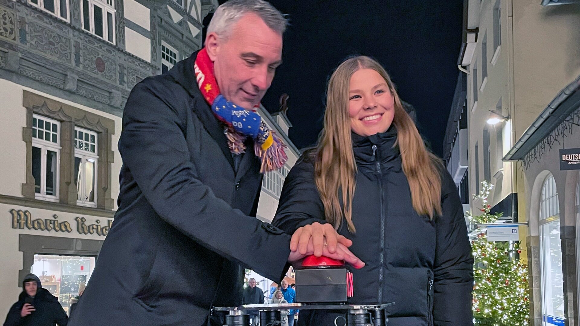 Bürgermeister Dirk Tolkemitt, zusammen mit der Markenbotschafterin des Weihnachtstraums, Antonia Blome eröffnen den diesjährigen Weihnachtstraum mit dem Einschalten der beiden Schiffe über der Salze. Fotos: Reiner Toppmöller