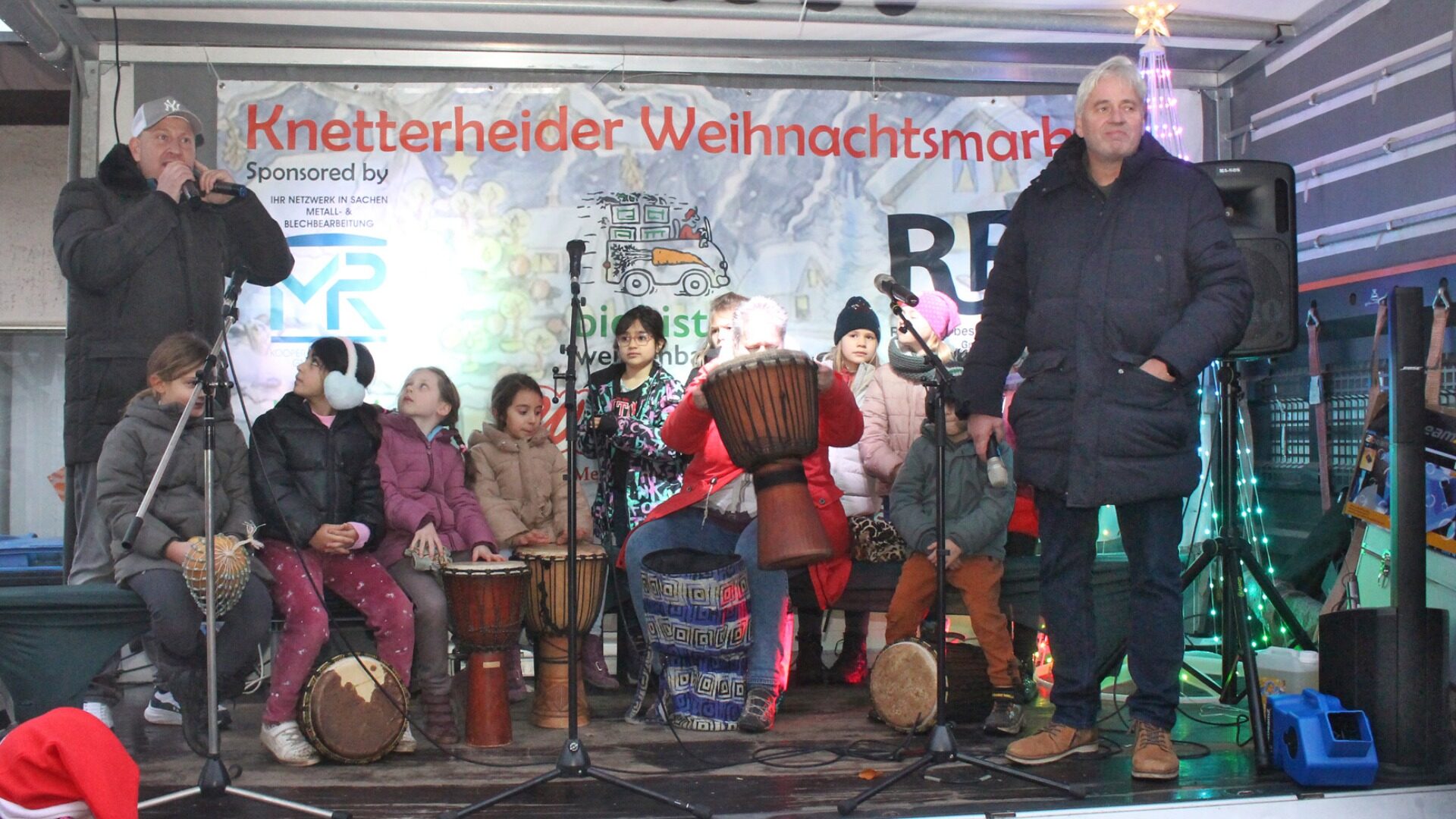 Markus Rausch (links) und Schulleiter Thomas Grundmann eröffneten mit der Trommel AG der OGS den diesjährigen Weihnachtsmarkt. Fotos: Reiner Toppmöller