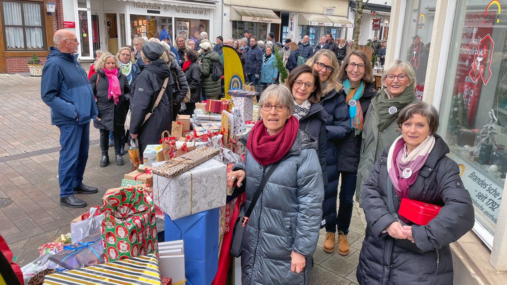 Ein Tisch mit 190 Paketen im Wert von je mindestens 20 Euro. Die Frauen des  Inner Wheel Club Lemgo-Bad Salzuflen verkauften die für je 10 Euro für den guten Zweck. Fotos: Reiner Toppmöller