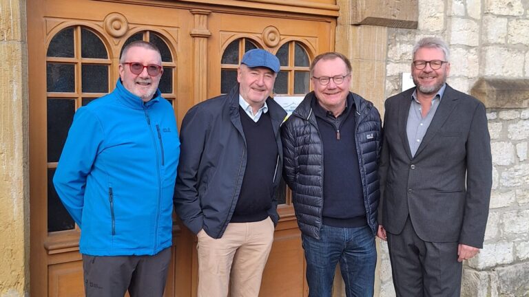 Erinnerungskultur wird großgeschrieben: (v.l.) Klaus Schäfer (Initiative Stolpersteine), Horst Biere (Heimatbund und Stolpersteininitiative), Jürgen Hartmann (Historiker und Autor) und Bürgermeister Peter Heepmann. Foto: Stadt Oerlinghausen