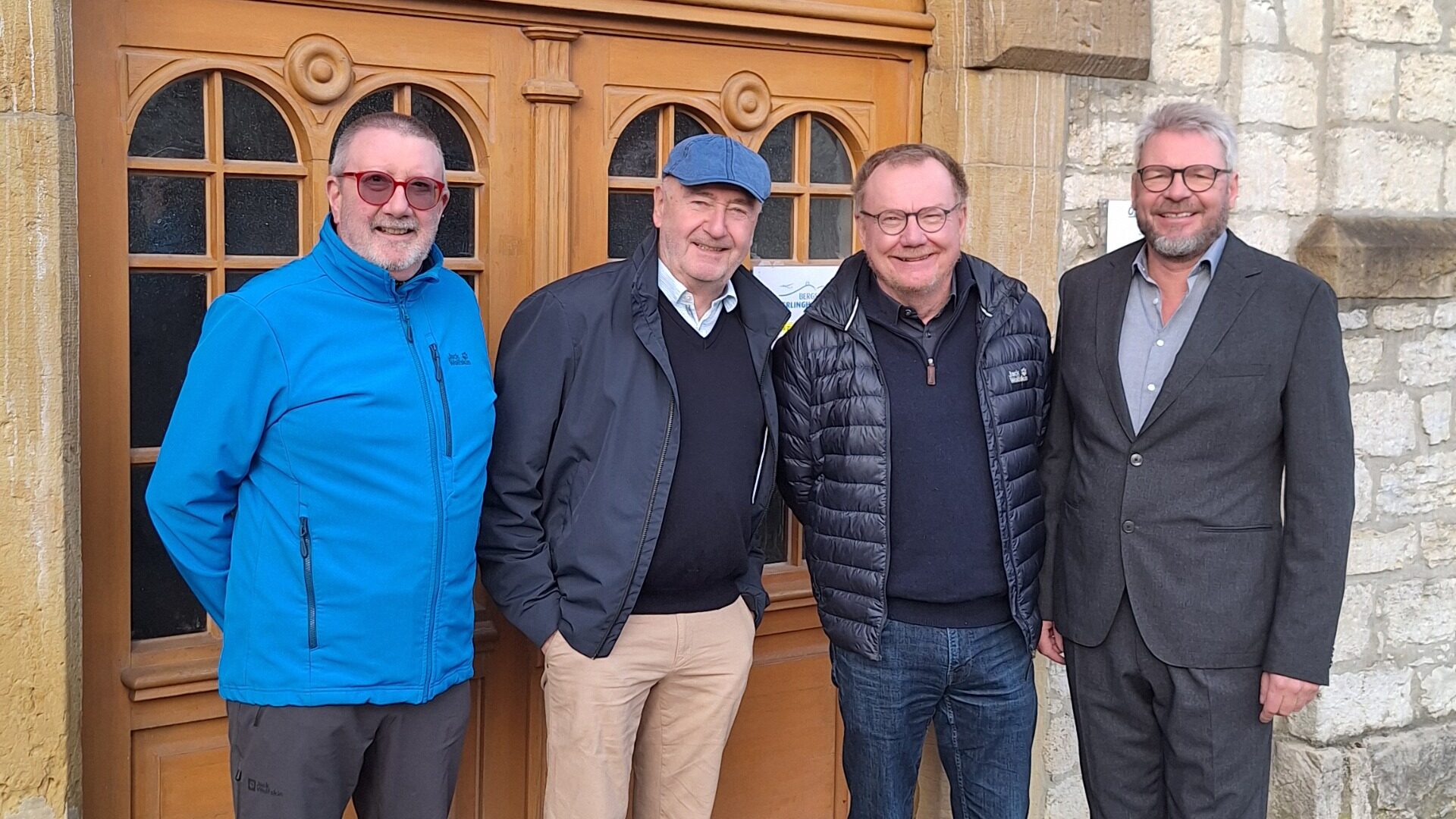 Erinnerungskultur wird großgeschrieben: (v.l.) Klaus Schäfer (Initiative Stolpersteine), Horst Biere (Heimatbund und Stolpersteininitiative), Jürgen Hartmann (Historiker und Autor) und Bürgermeister Peter Heepmann. Foto: Stadt Oerlinghausen