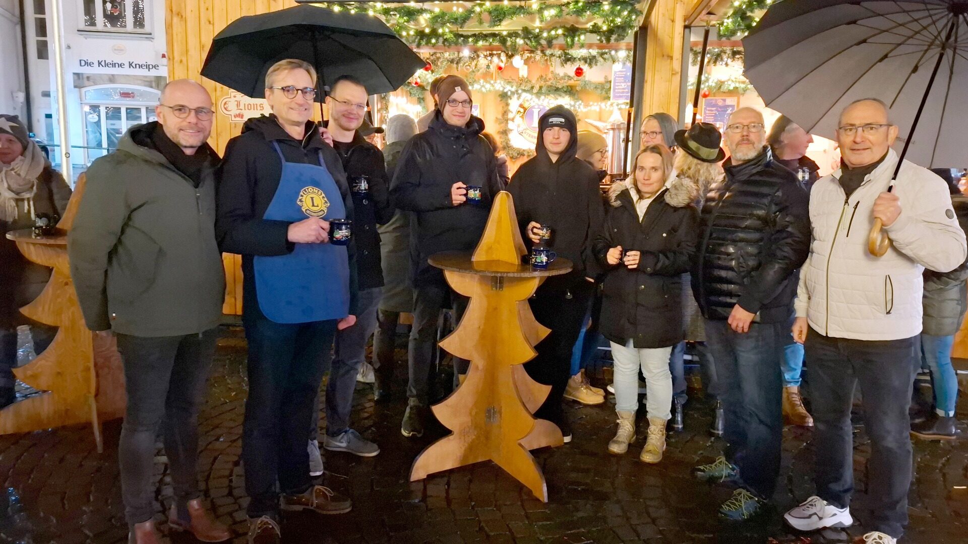 Treffen am Verkaufsstand des LC Bad Salzuflen: (v.l.) Tobias Hübner, Dr. Martin Micheely, (Präsident des LC Bad Salzuflen), Arne Buschmeier (2. Vors. CVLM Bad Salzuflen-Wüsten), Daniel Böhling (Jugend-Diakon der ev. luth. Kirche Bad Salzuflen) mit Jan Philipp Langejürgen (ev. luth. Kirche Bad Salzuflen), Simone Hilker-Böhm (Leitung Montessori Kindergärten in Bad Salzuflen), Peer Heuke (LC Bad Salzuflen) und Willi Terschluse (Vize-Präsident des LC Bad Salzuflen). Foto: ©Lions Club Bad Salzuflen