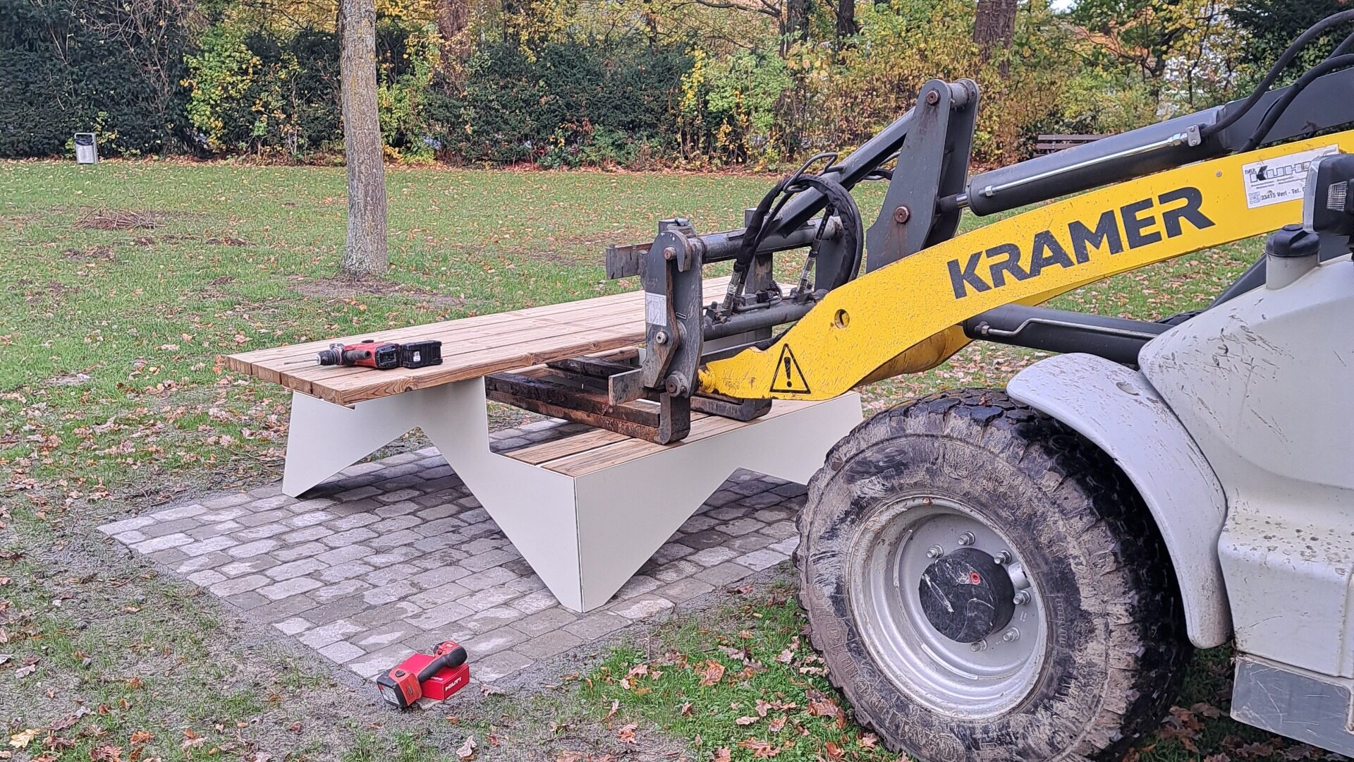 Im Hillegosser Zentrum wurden die Bänke im Oktober 2025 aufgestellt. Foto: Stadt Bielefeld