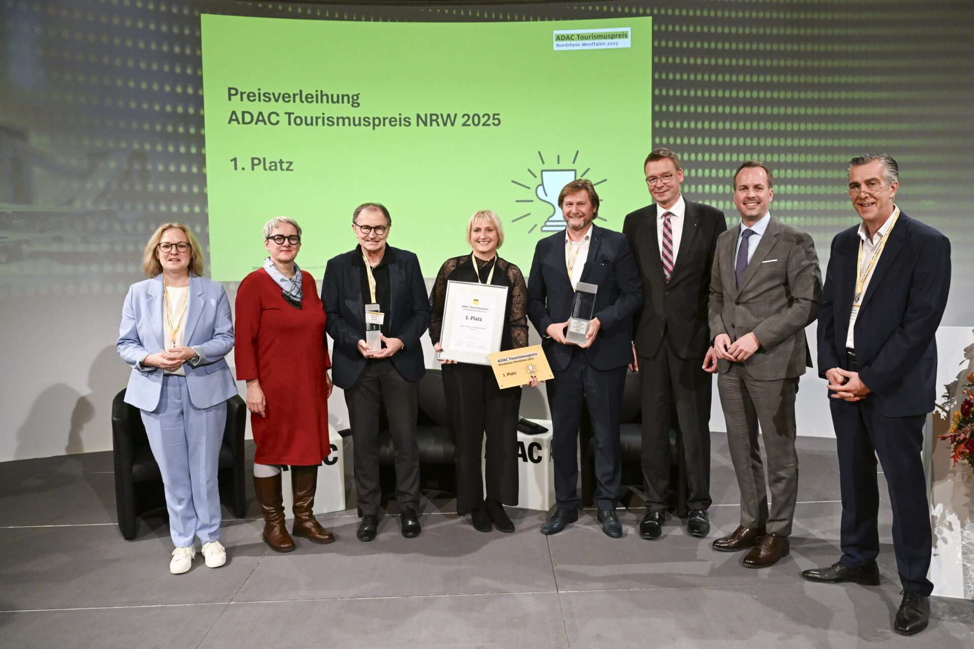 (v.l.) Jurymitglied Katja Lutter (Schmallenberger Sauerland GmbH), Silke Krebs (Staatssekretärin im NRW-Wirtschaftsministerium), Ewald Lienen (Klimabotschafter des Kreises Lippe), Susanne Stremlow (Lippe Tourismus & Marketing GmbH), Günter Weigel (Geschäftsführer Lippe Tourismus & Marketing GmbH) sowie die Jurymitglieder Thomas Frisse (Tourismusvorstand ADAC Westfalen), Stefan Ast (NRW-Stiftung) und Thomas Hellemann (Vorstand Mitgliederleistung ADAC Nordrhein) freuen sich über den 1. Platz für das URLAND in Oerlinghausen beim ADAC-Tourismuspreis NRW. FOTO: ANDREAS BUCK