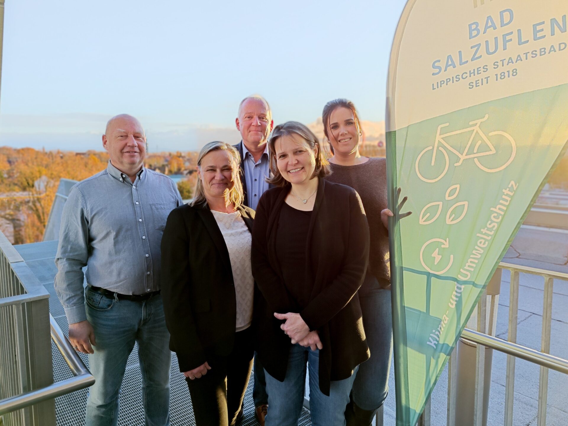 Große Freude nach dem erfolgreichen Audit für den European Climate Adaption Award: Die Stadt Bad Salzuflen ist für den systematischen Aufbau von Maßnahmen zur Klimafolgenanpassung zertifiziert. Bei der Urkundenübergabe dabei waren (von links) Auditor Jürgen Rummel, ECA-Bundesgeschäftsstelle, Ulrike Niebuhr (Fachbereichsleiterin Stadtentwicklung und Umwelt), Reiner Tippkötter (Geschäftsführer energielenker projects), Susanne Lübker (Energie-Team, Fachbereich Stadtentwicklung und Umwelt) und Vanessa Ott (Energie-Team, Fachbereich Stadtentwicklung und Umwelt). © Stadt Bad Salzuflen