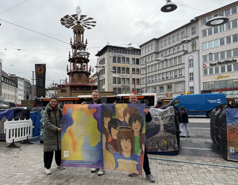 Die Kunstaktion für den Bielefelder Weihnachtsmarkt stellten vor (v. l.): Nadine Connor (Bielefeld Marketing), Dominik Potthast und Dietrich Schulze (beide Musik- und Kunstschule). Foto: Stadt Bielefeld/Musik- und Kunstschule